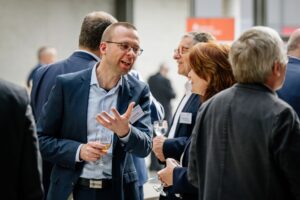 Erfurt , 250423 , 15. Erfurter TechnologieDialog

Im Bild: Begrüßung der Gäste mit Dr. Gabriel Kittler, Vorstandsvorsitzender FIZ Erfurt e.V. und Geschäftsführer der X-FAB Semiconductor Foundries GmbH und Dr. Katja Böhler, Staatssekretärin für Forschung, Innovation und Wirtschaftsförderung im TMWWDG

Foto: Steve Bauerschmidt