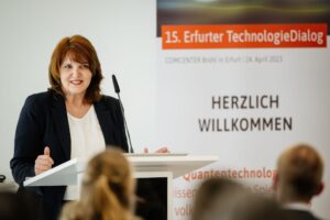 Erfurt , 250423 , 15. Erfurter TechnologieDialog

Im Bild: Grußwort von Dr. Katja Böhler, Staatssekretärin für Forschung, Innovation und Wirtschaftsförderung im TMWWDG

Foto: Steve Bauerschmidt