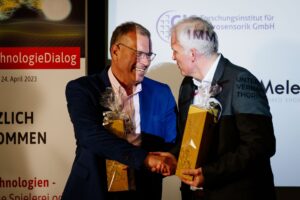 Erfurt , 250423 , 15. Erfurter TechnologieDialog

Im Bild: Prof. Dr. Andreas Tünnermann, Direktor des Fraunhofer-Instituts für Angewandte Optik und Feinmechanik (IOF) und Andreas Bausewein,
Oberbürgermeister der Thüringer Landeshauptstadt Erfurt

Foto: Steve Bauerschmidt