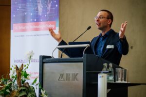 Erfurt , 080424 , 16. Erfurter TechnologieDialog

Im Bild: Begrüßung von Dr. Gabriel Kittler,
Vorstandsvorsitzender FiZ e.V. und Geschäftsführer der X-FAB Semiconductor Foundries GmbH

Foto: Steve Bauerschmidt